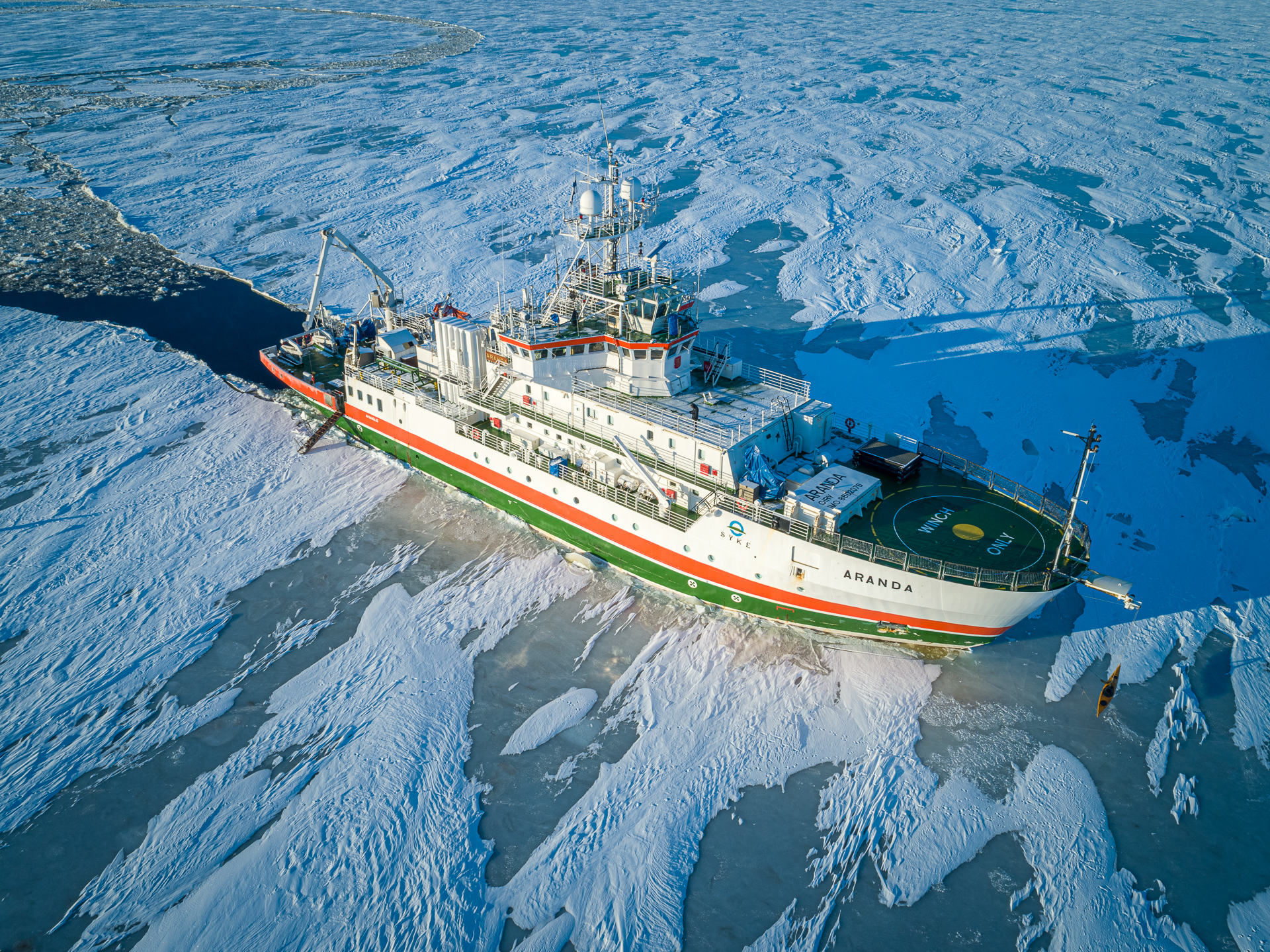 Research vessel
                Aranda equipped with Meridata systems for SBP and MBES
                surveys